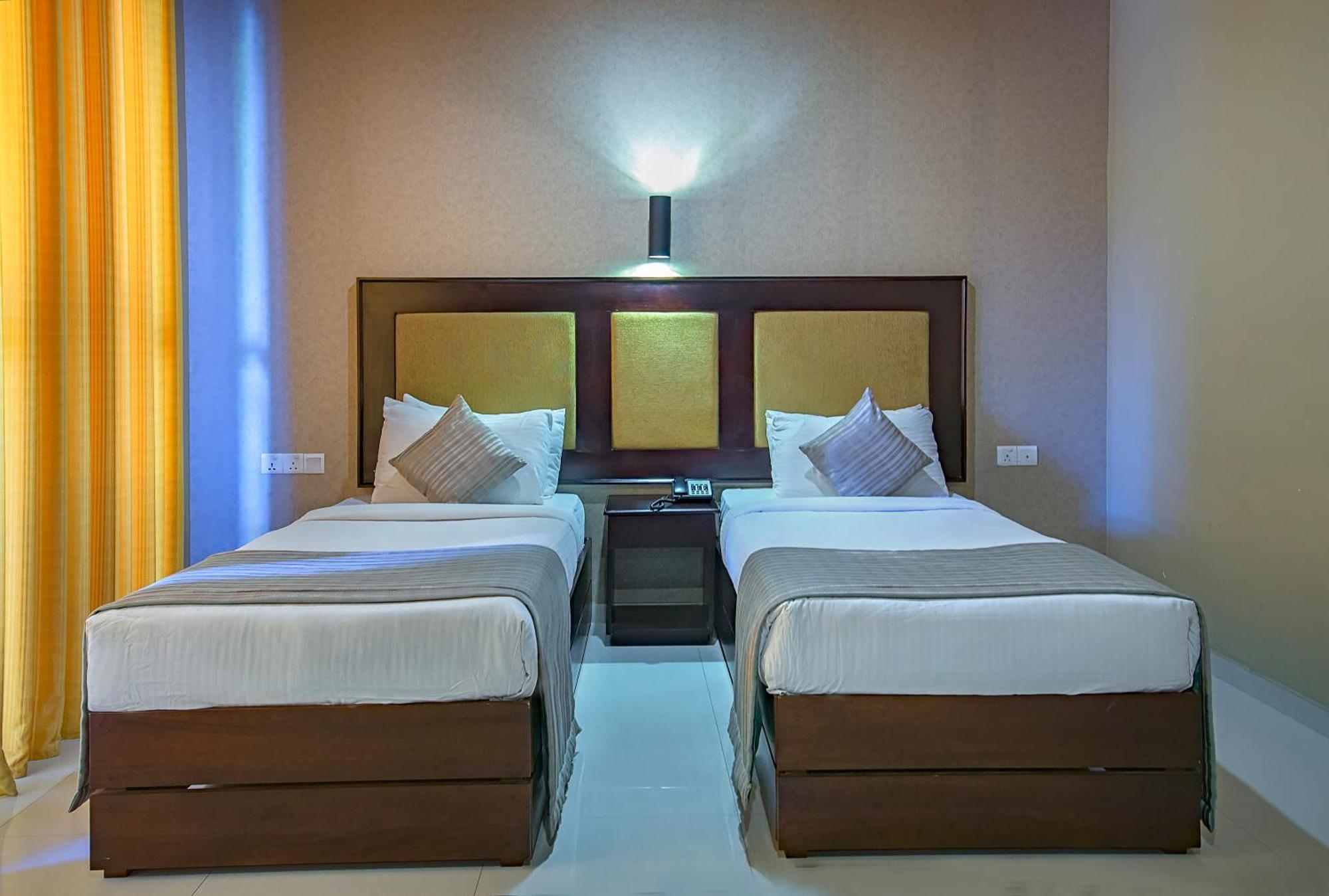 The Full Moon Hotel Katunayaka Bagian luar foto