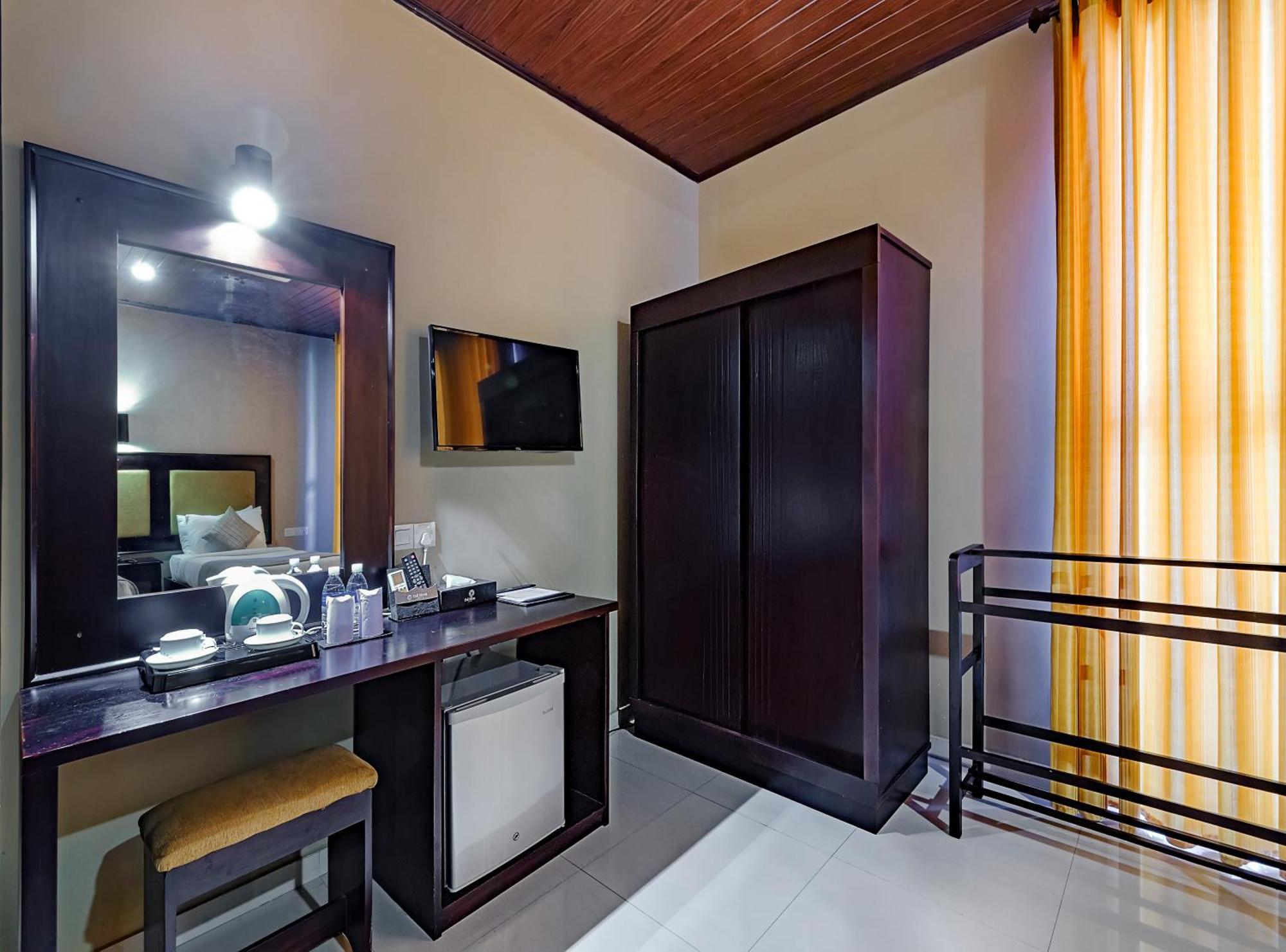 The Full Moon Hotel Katunayaka Bagian luar foto