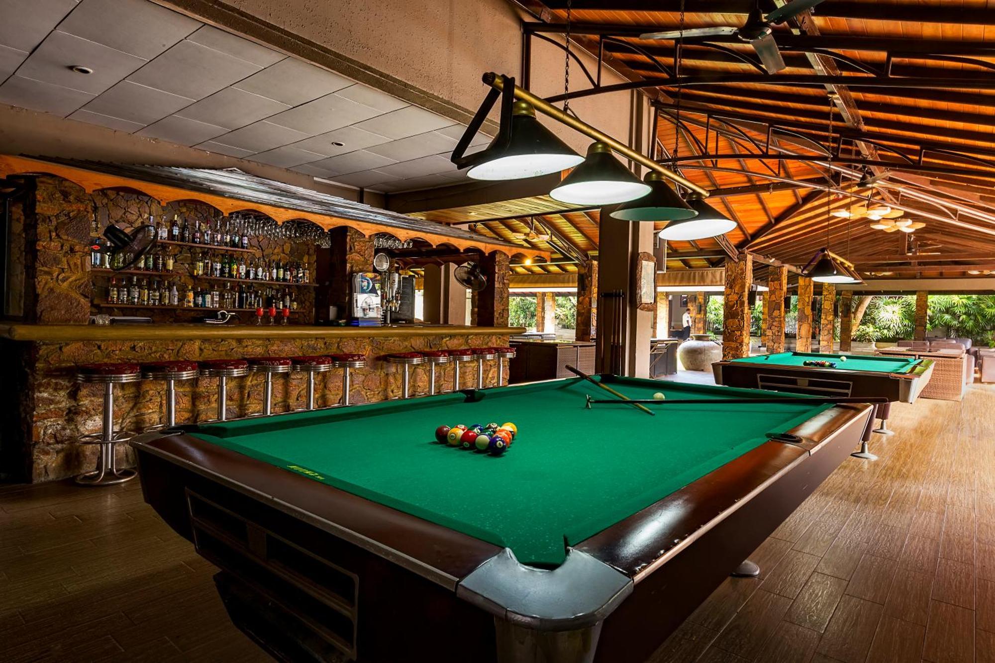 The Full Moon Hotel Katunayaka Bagian luar foto