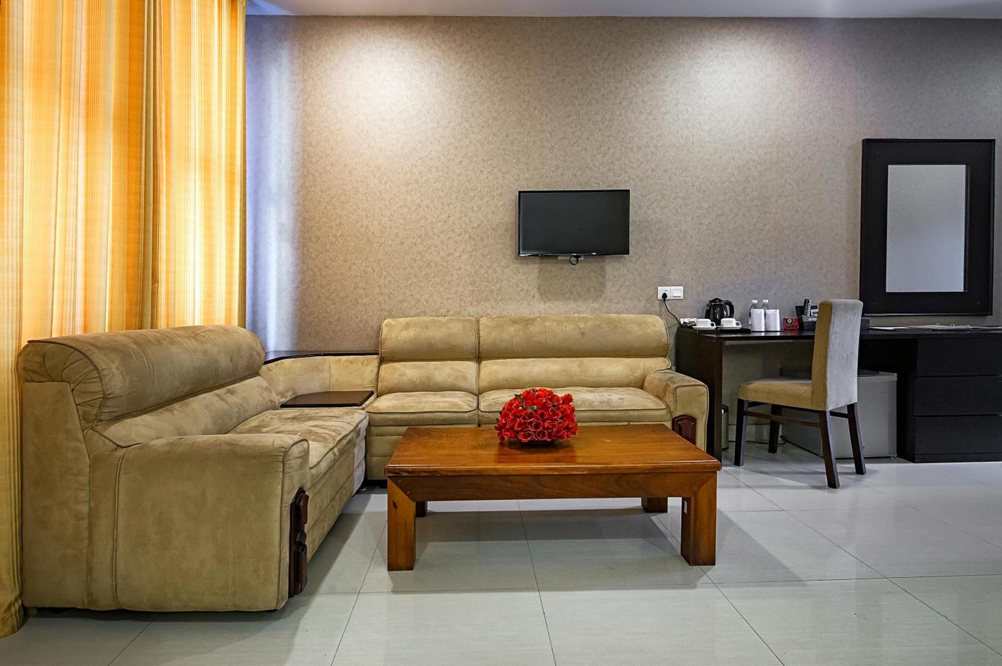 The Full Moon Hotel Katunayaka Bagian luar foto