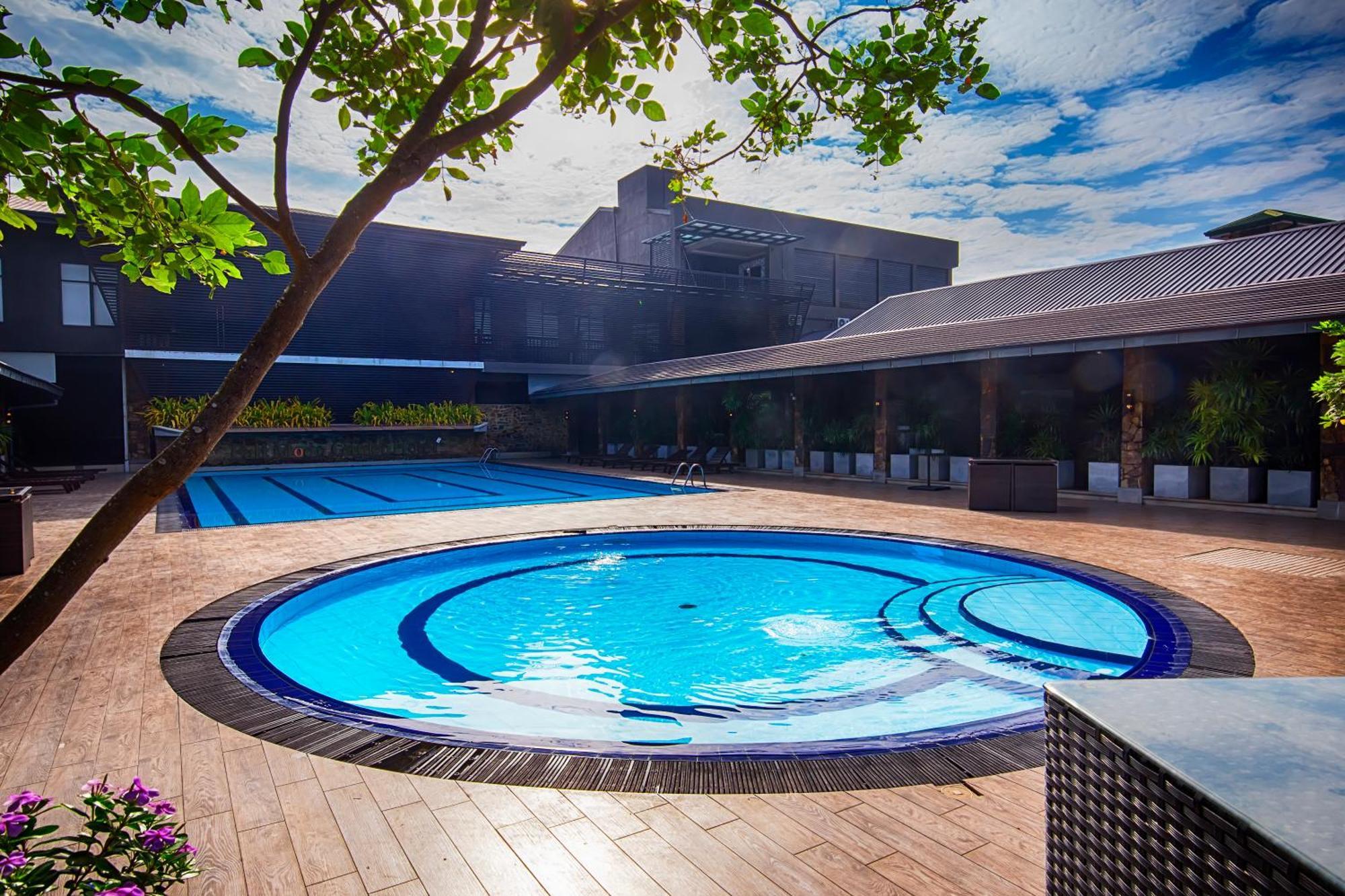 The Full Moon Hotel Katunayaka Bagian luar foto