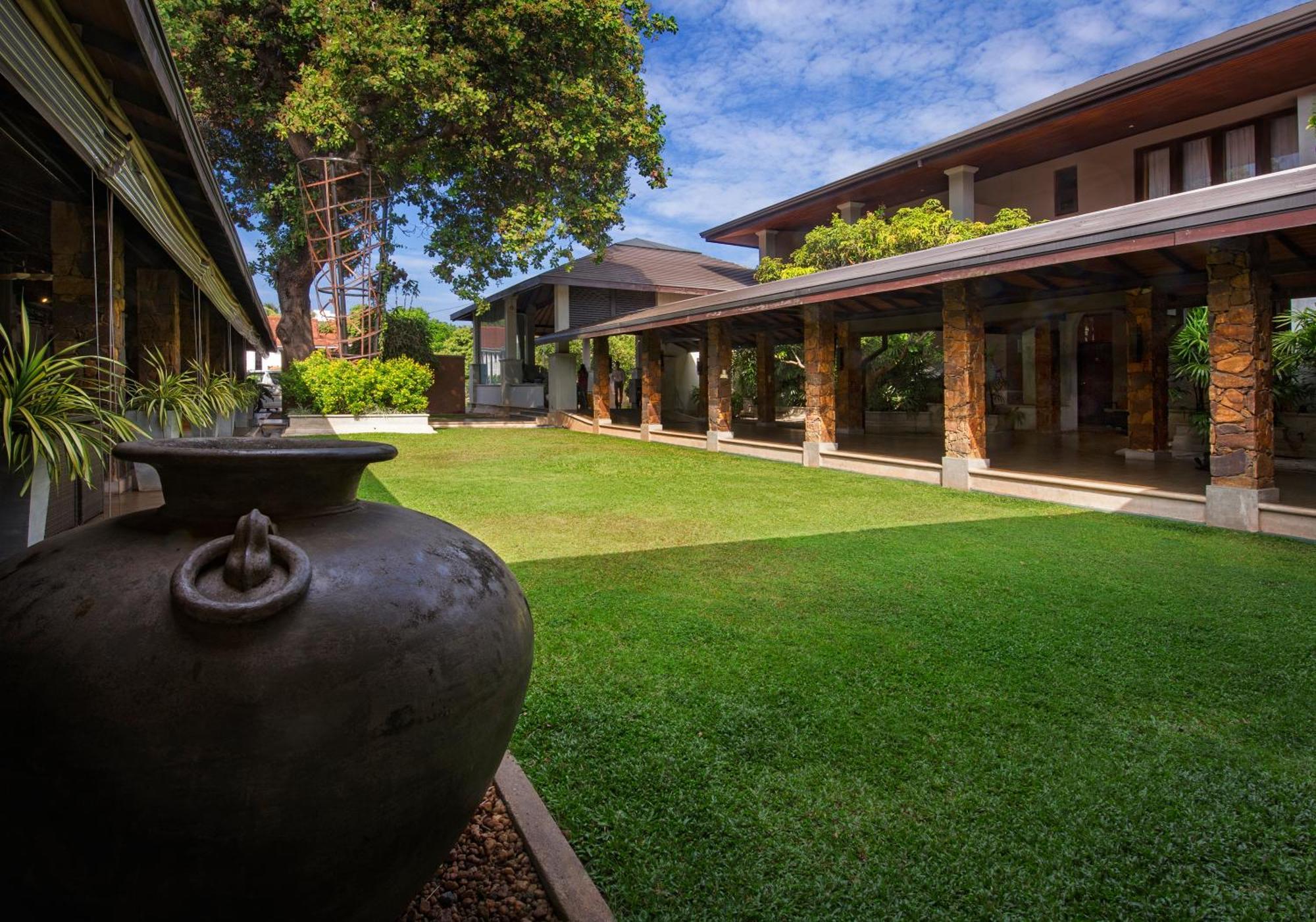 The Full Moon Hotel Katunayaka Bagian luar foto