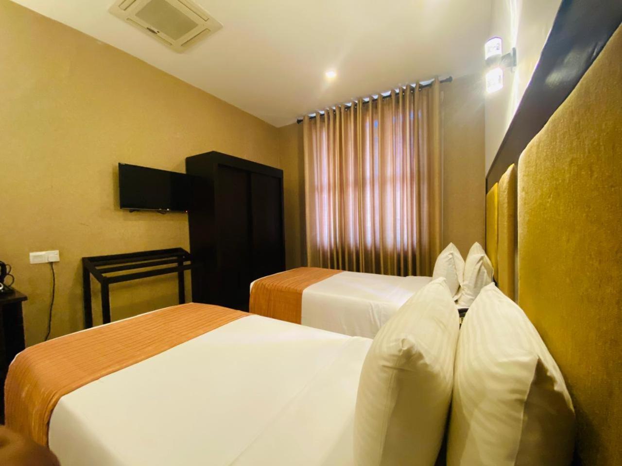 The Full Moon Hotel Katunayaka Bagian luar foto