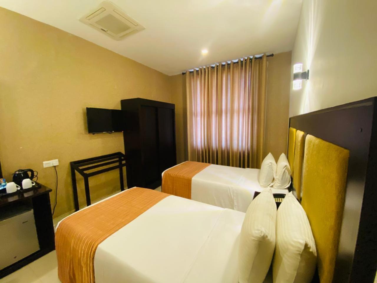 The Full Moon Hotel Katunayaka Bagian luar foto