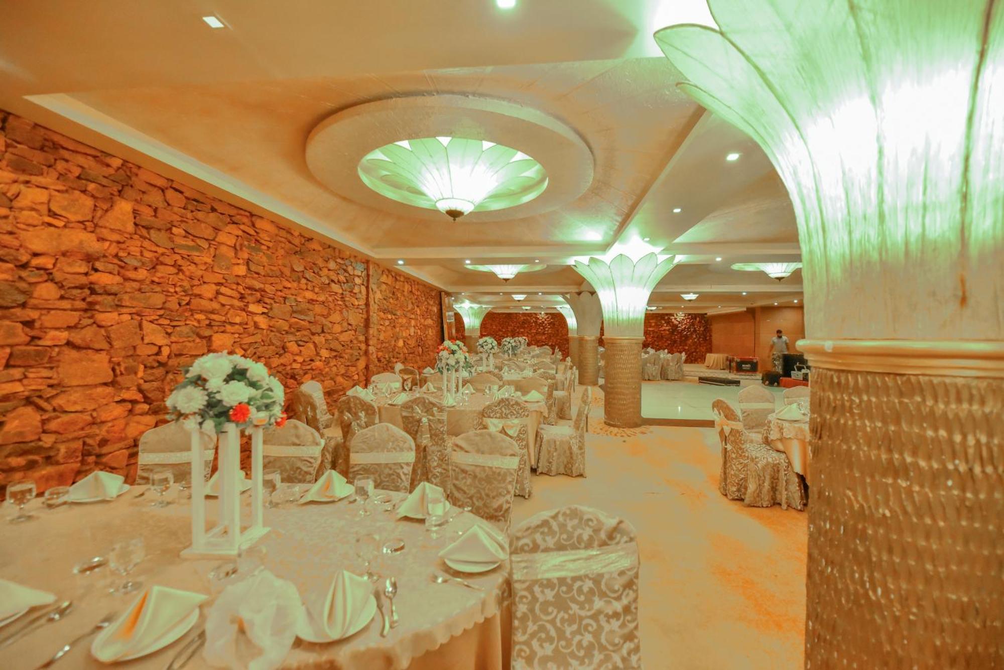 The Full Moon Hotel Katunayaka Bagian luar foto