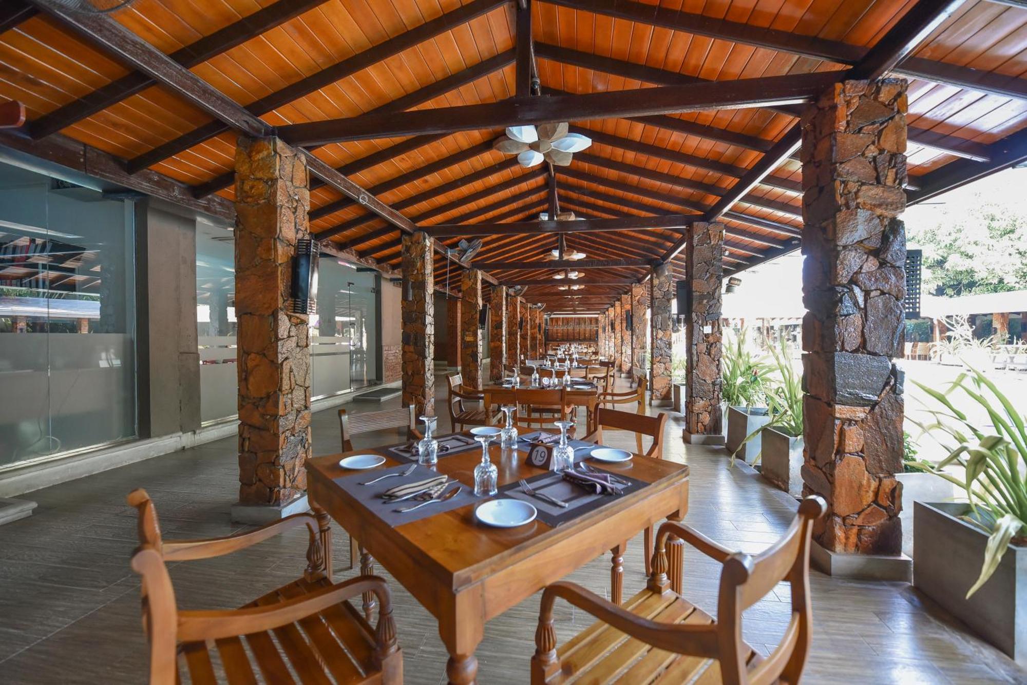 The Full Moon Hotel Katunayaka Bagian luar foto