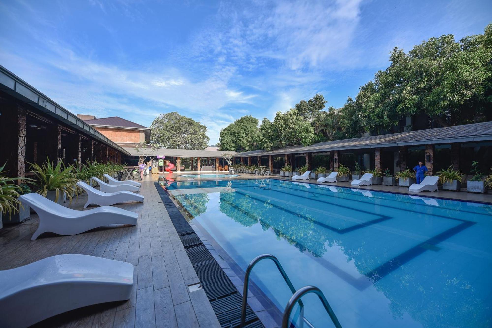 The Full Moon Hotel Katunayaka Bagian luar foto